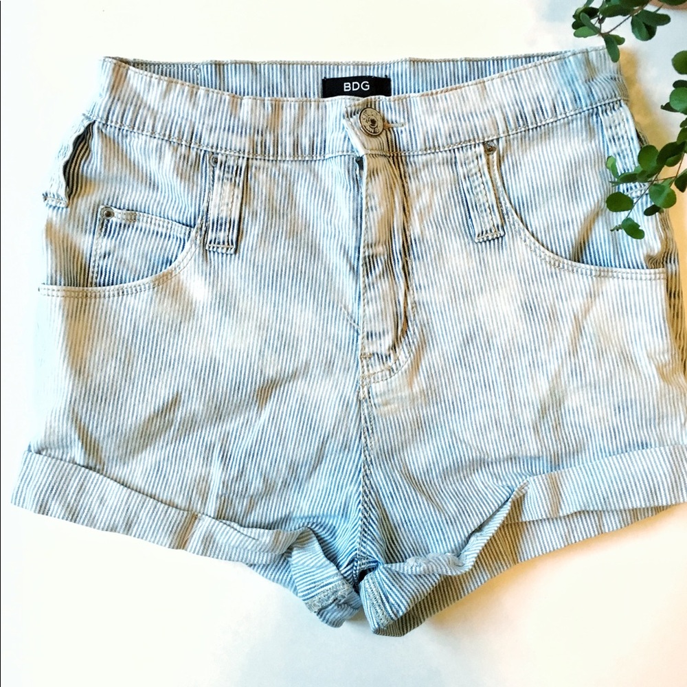 BGD | High-waisted white-wased striped shorts